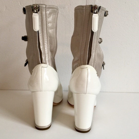RARE NWT CHANEL WHITE PATENT PUMP WITH METALLIC KIDSKIN GLADIATOR INSET - Picture 7 of 13